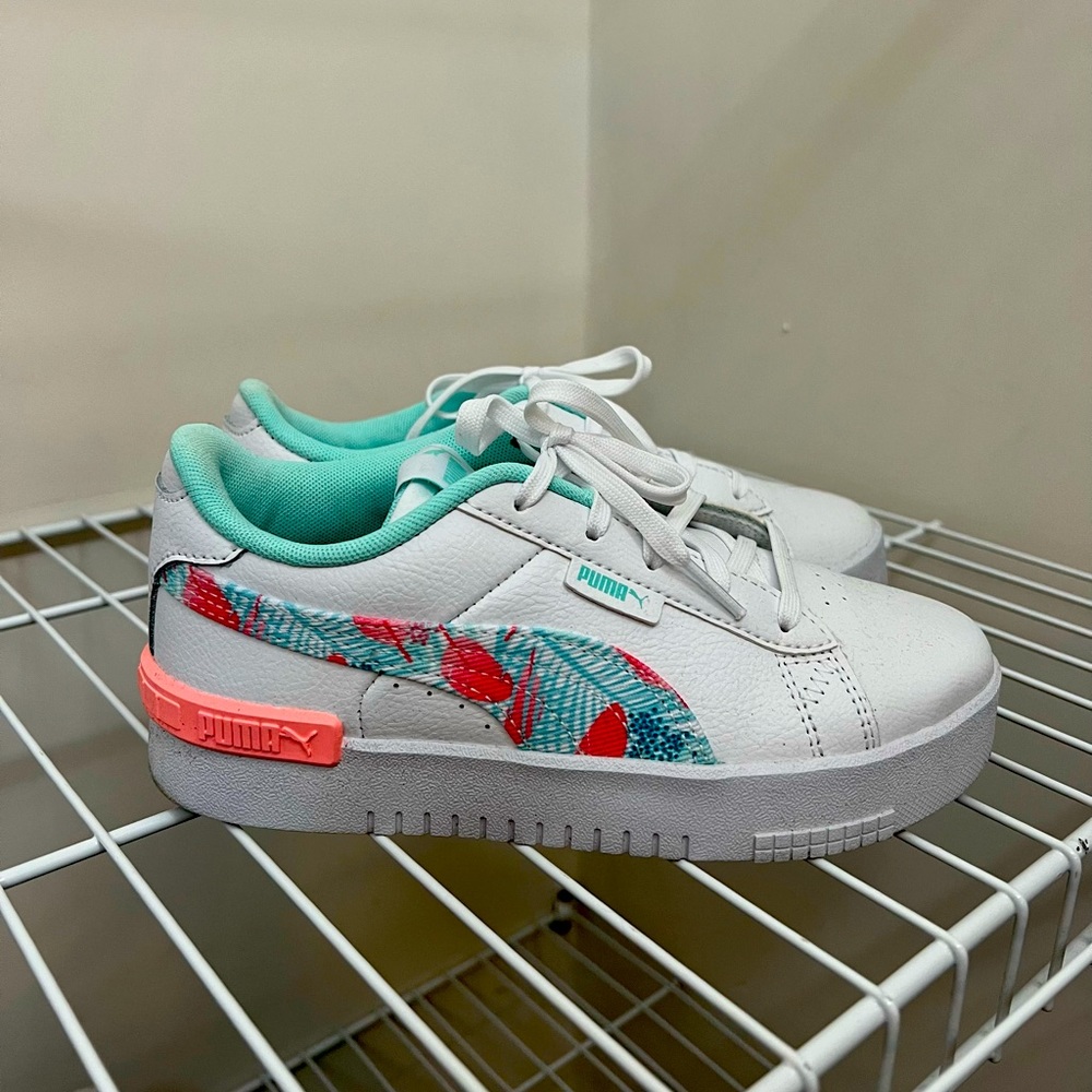 White puma sneakers
